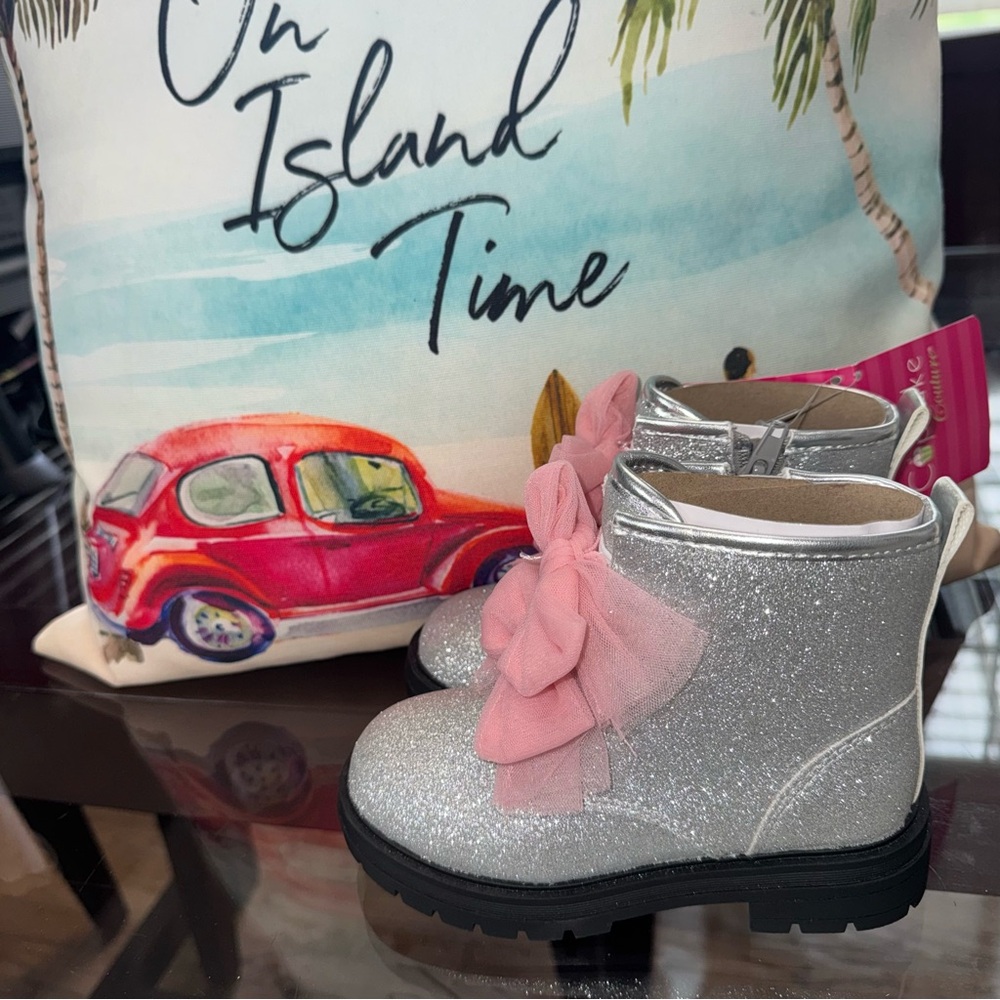 Cupcake NWT! GIRLS SILVER GLITTER TULLE BOW BOOTS
Size 9